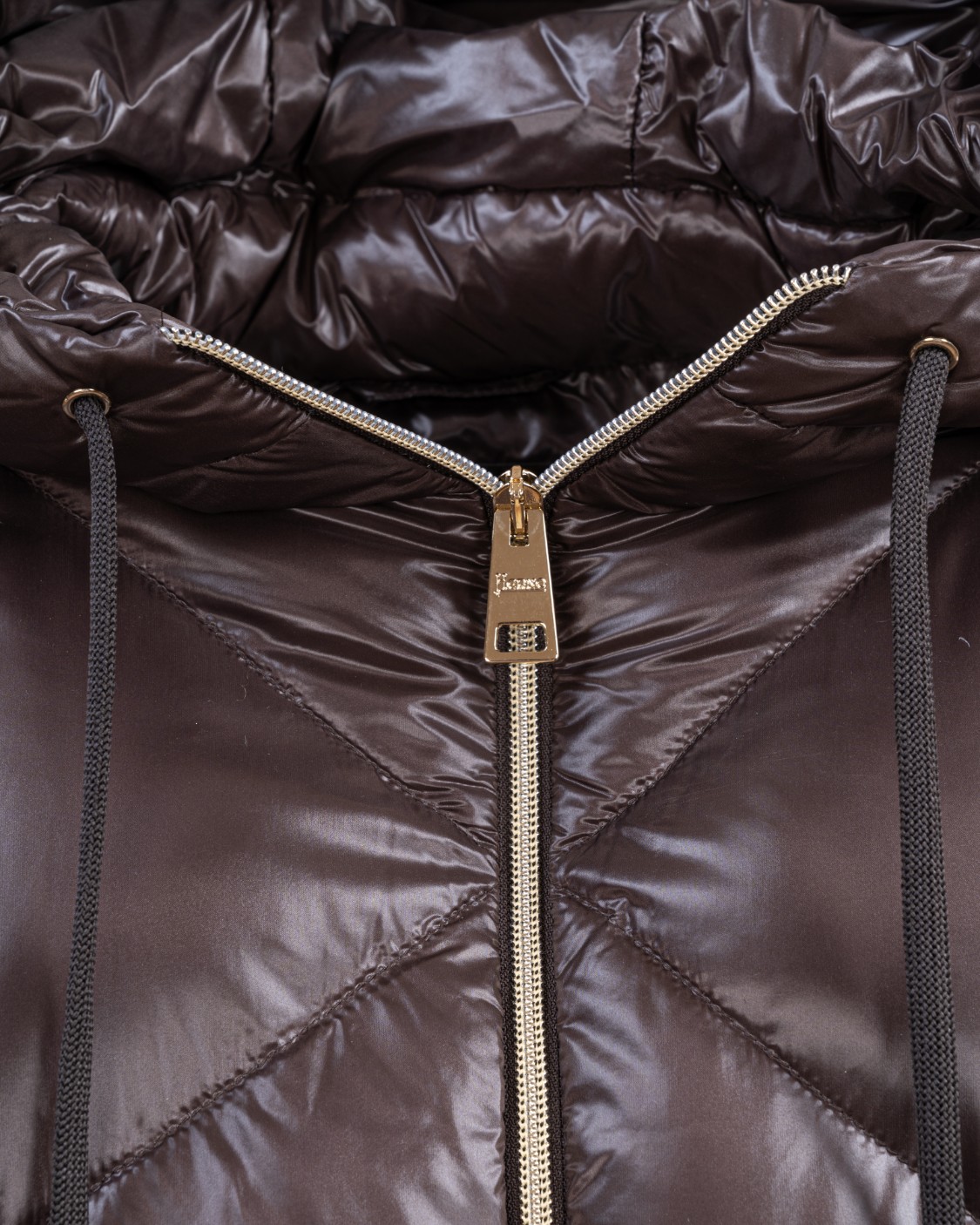 shop HERNO Sales Piumino: Herno parka realizzato nell'iconico tessuto Ultralight in nylon 20 denari con imbottitura a iniezione in finissima piuma d'oca.
Trapuntatura a rombi.
Vestibilità oversize.
Cappuccio fisso regolabile con coulisse in tono.
Chiusura con zip a doppio cursore.
Tasche a filetto con zip.
Spacchi laterali.
Imbottitura in piuma d’oca.
Performance: trattamento idrorepellente.
Composizione: 100% poliammide.
Made in Romania.. PI001570D 12017-8800 number 3619280